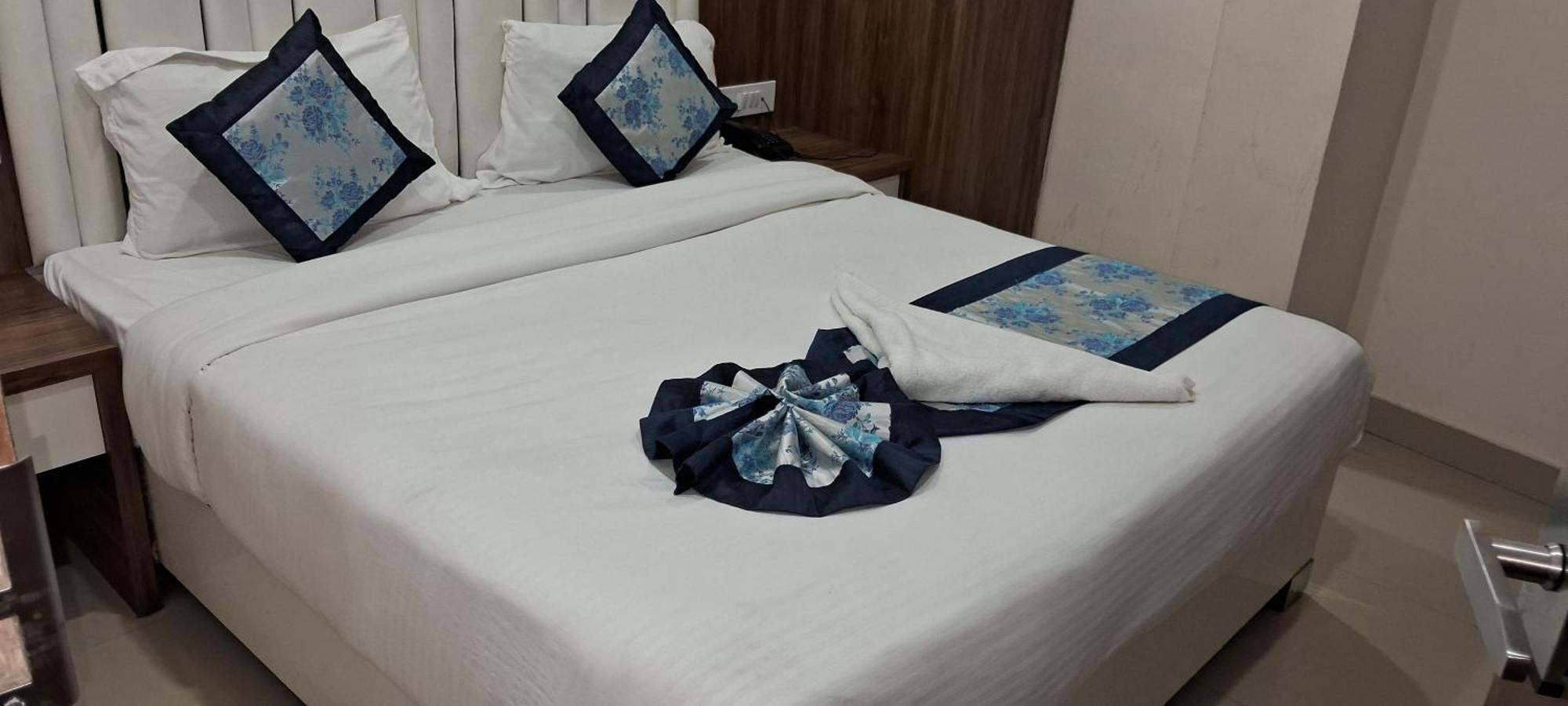 Hotel Shree Radha Krishna Varanasi Exterior photo