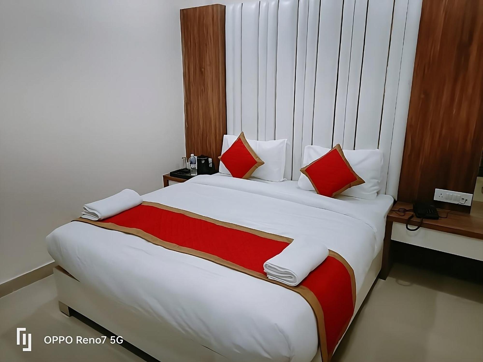 Hotel Shree Radha Krishna Varanasi Exterior photo