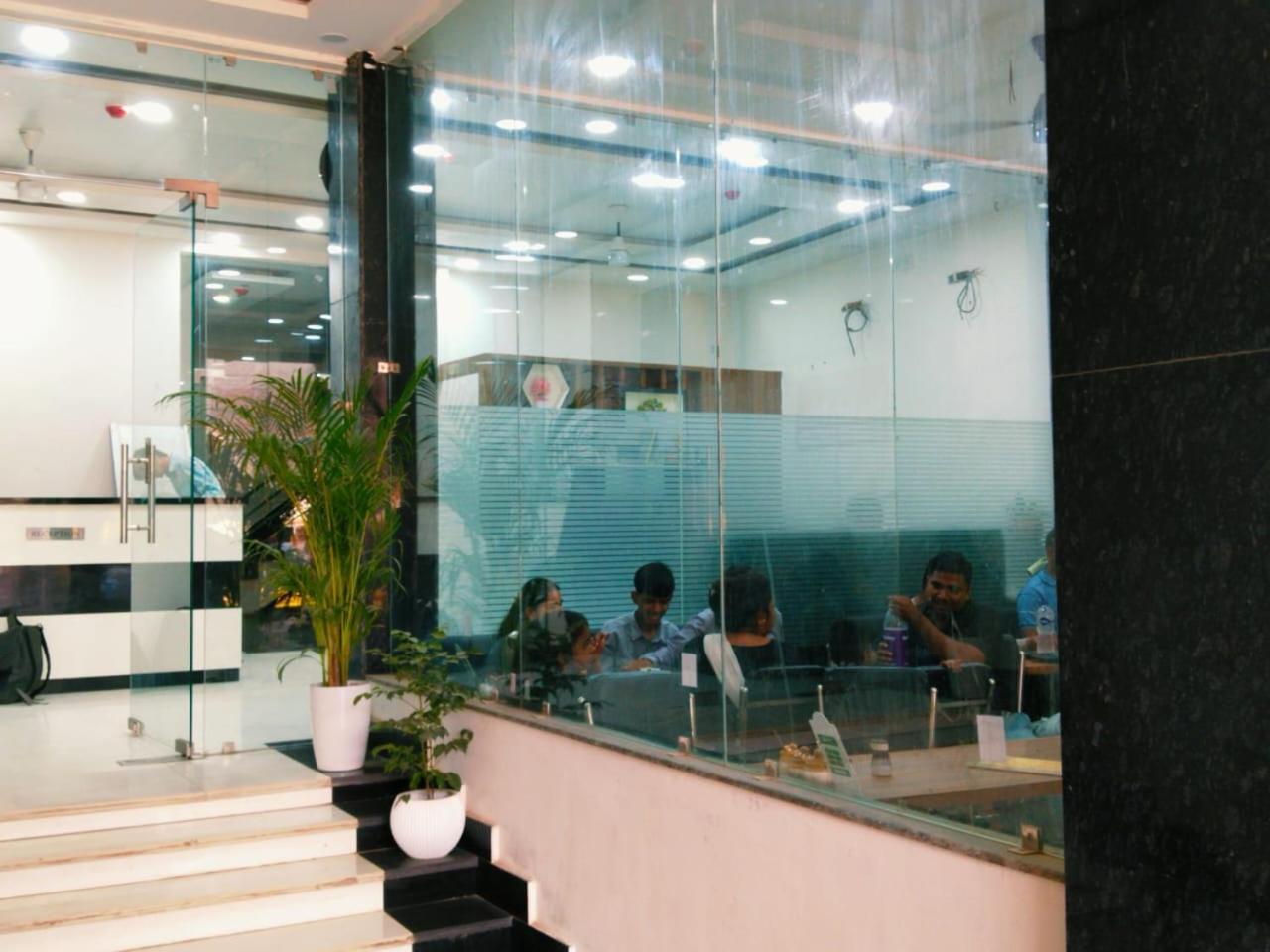 Hotel Shree Radha Krishna Varanasi Exterior photo