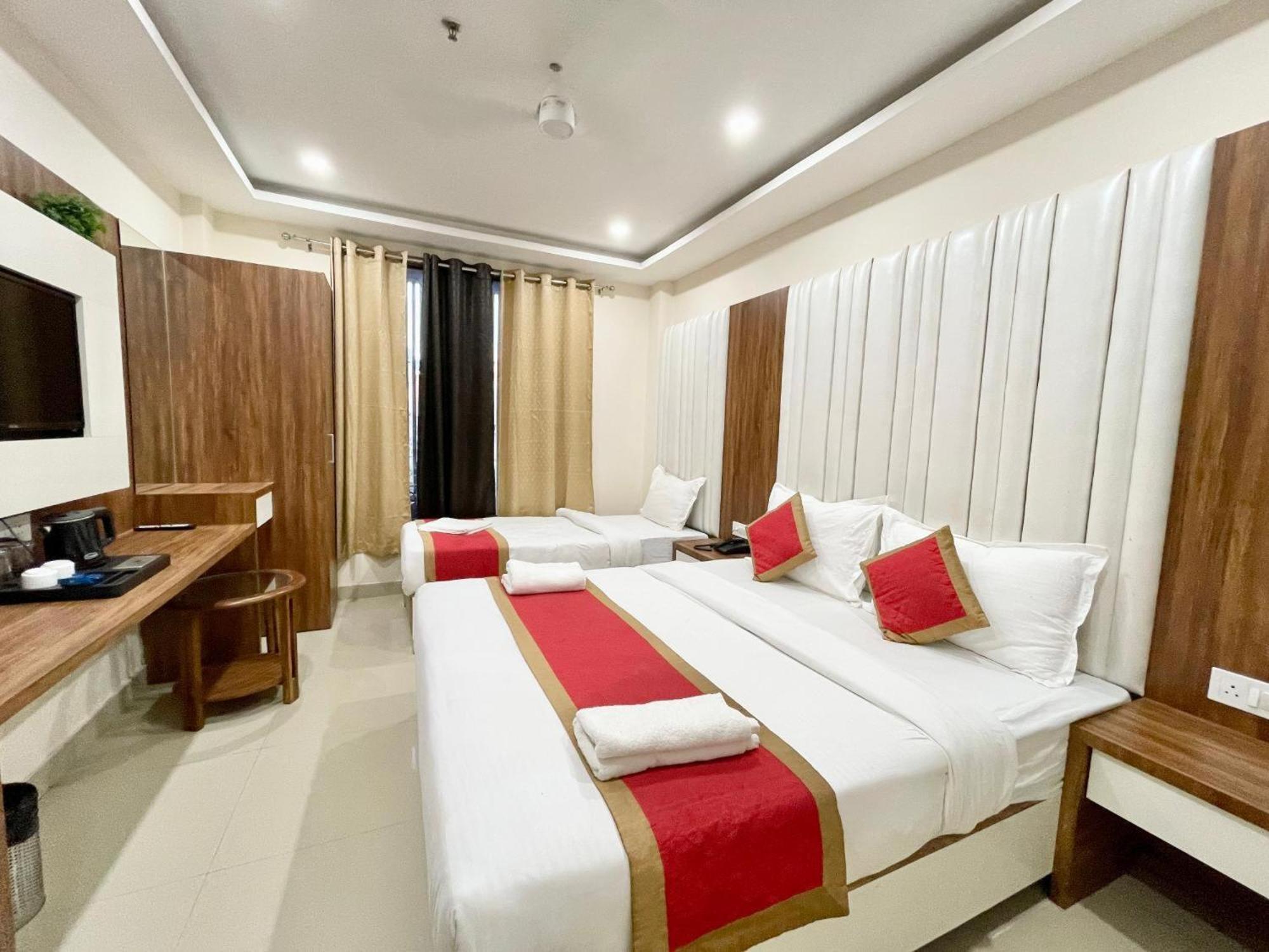 Hotel Shree Radha Krishna Varanasi Exterior photo