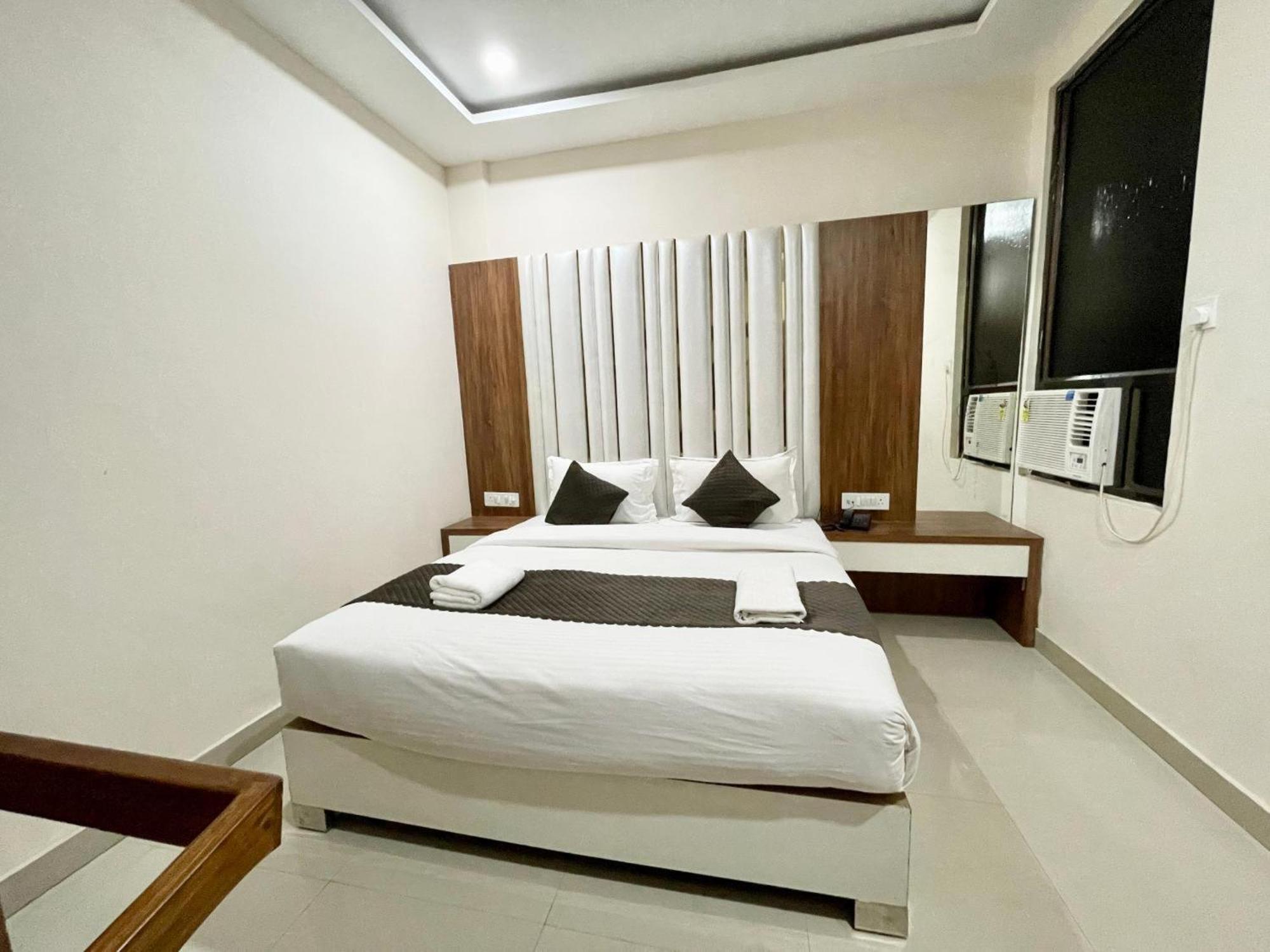 Hotel Shree Radha Krishna Varanasi Exterior photo