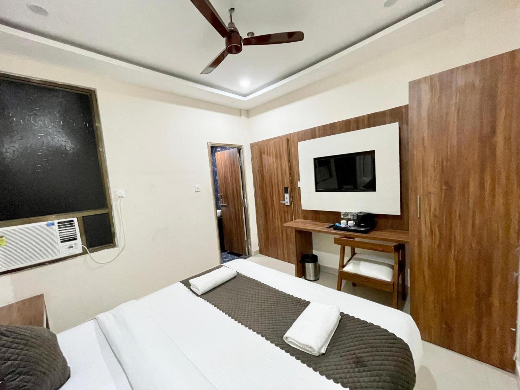 Hotel Shree Radha Krishna Varanasi Exterior photo
