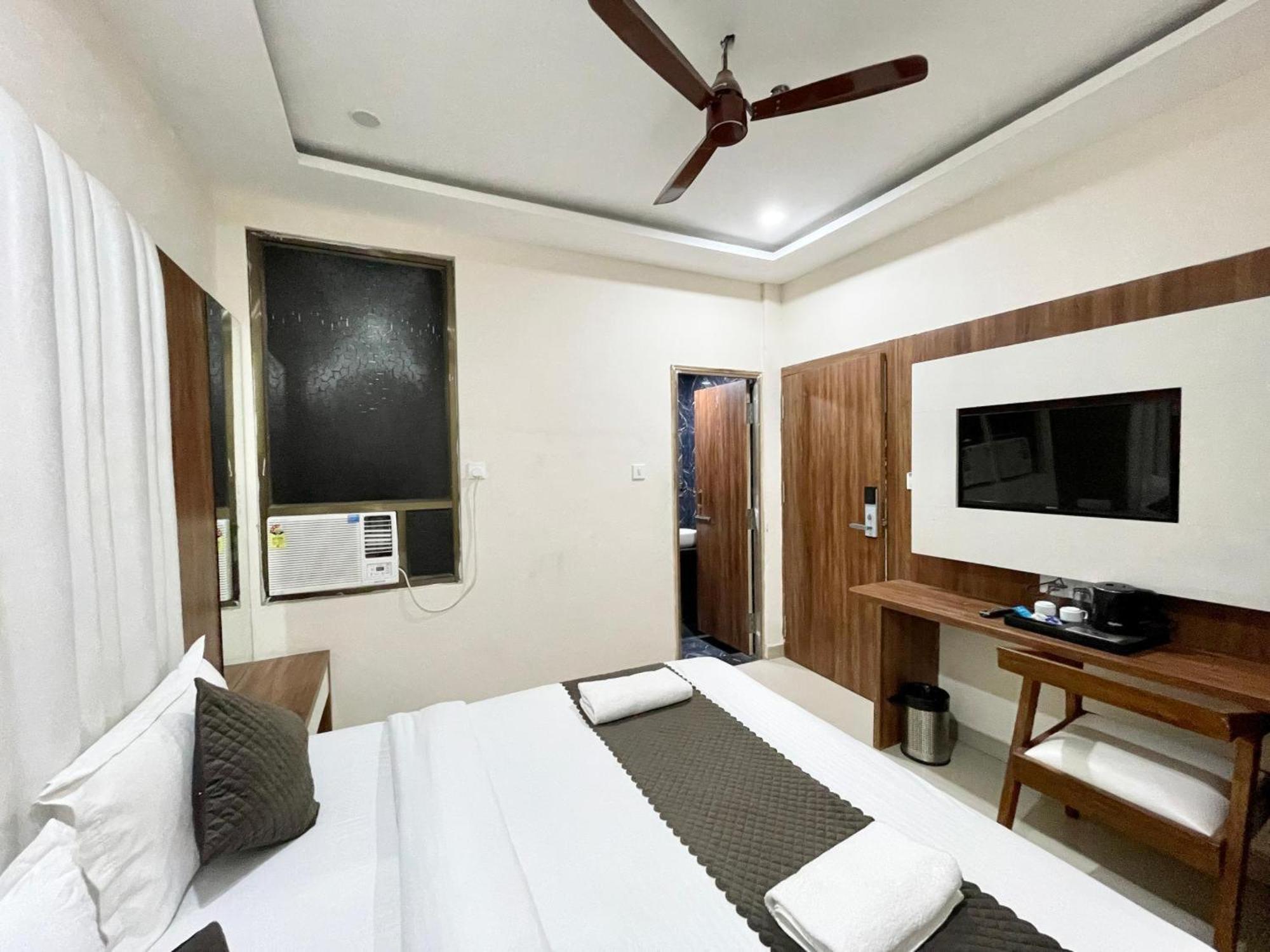Hotel Shree Radha Krishna Varanasi Exterior photo
