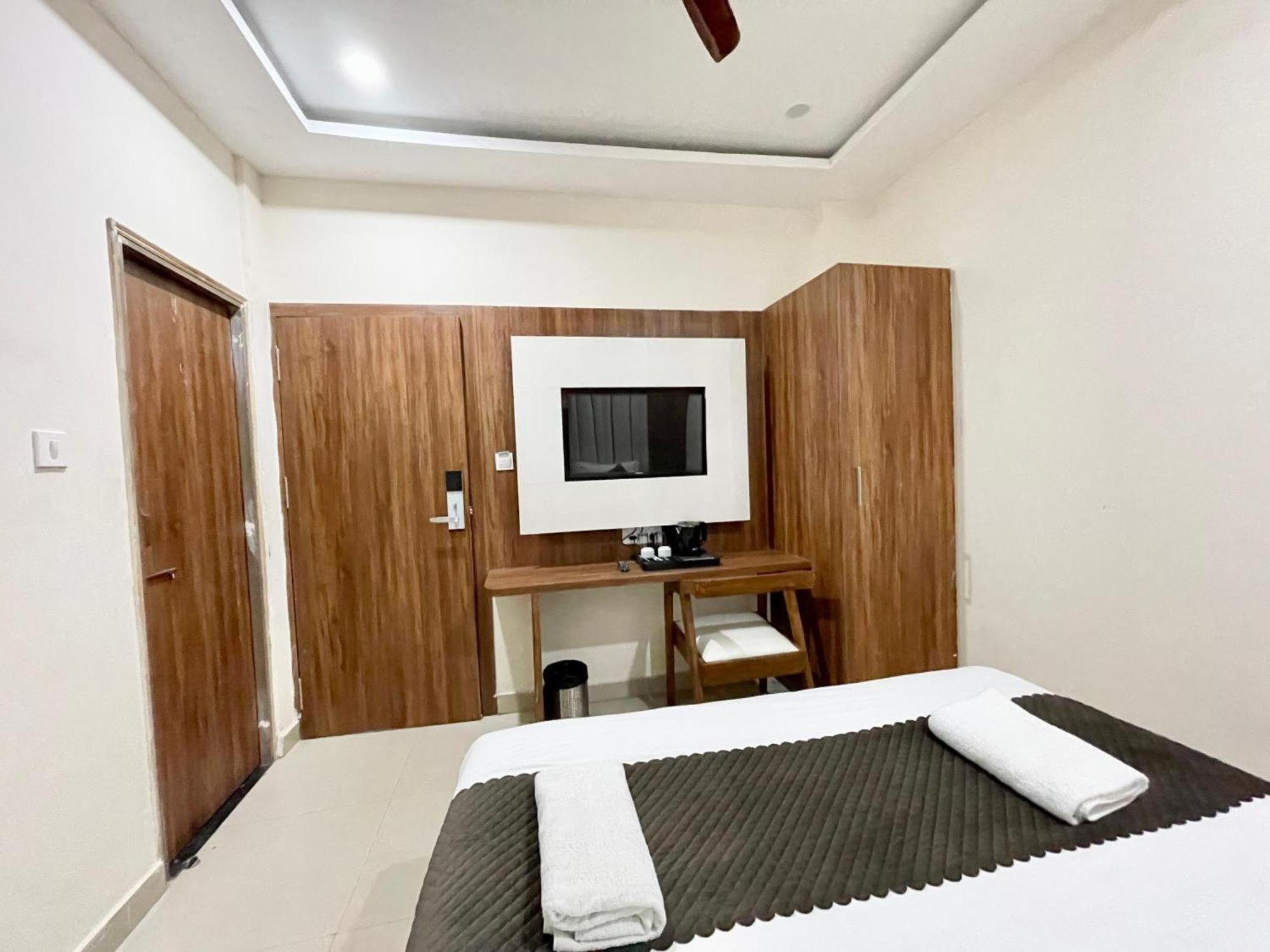 Hotel Shree Radha Krishna Varanasi Exterior photo